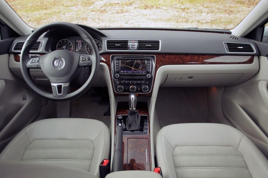 Volkswagen Passat 2.5L SEL Premium 2012 года  (фото 25 из 36)